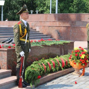 В Могилеве в честь дня рождения города возложили цветы к Вечному огню