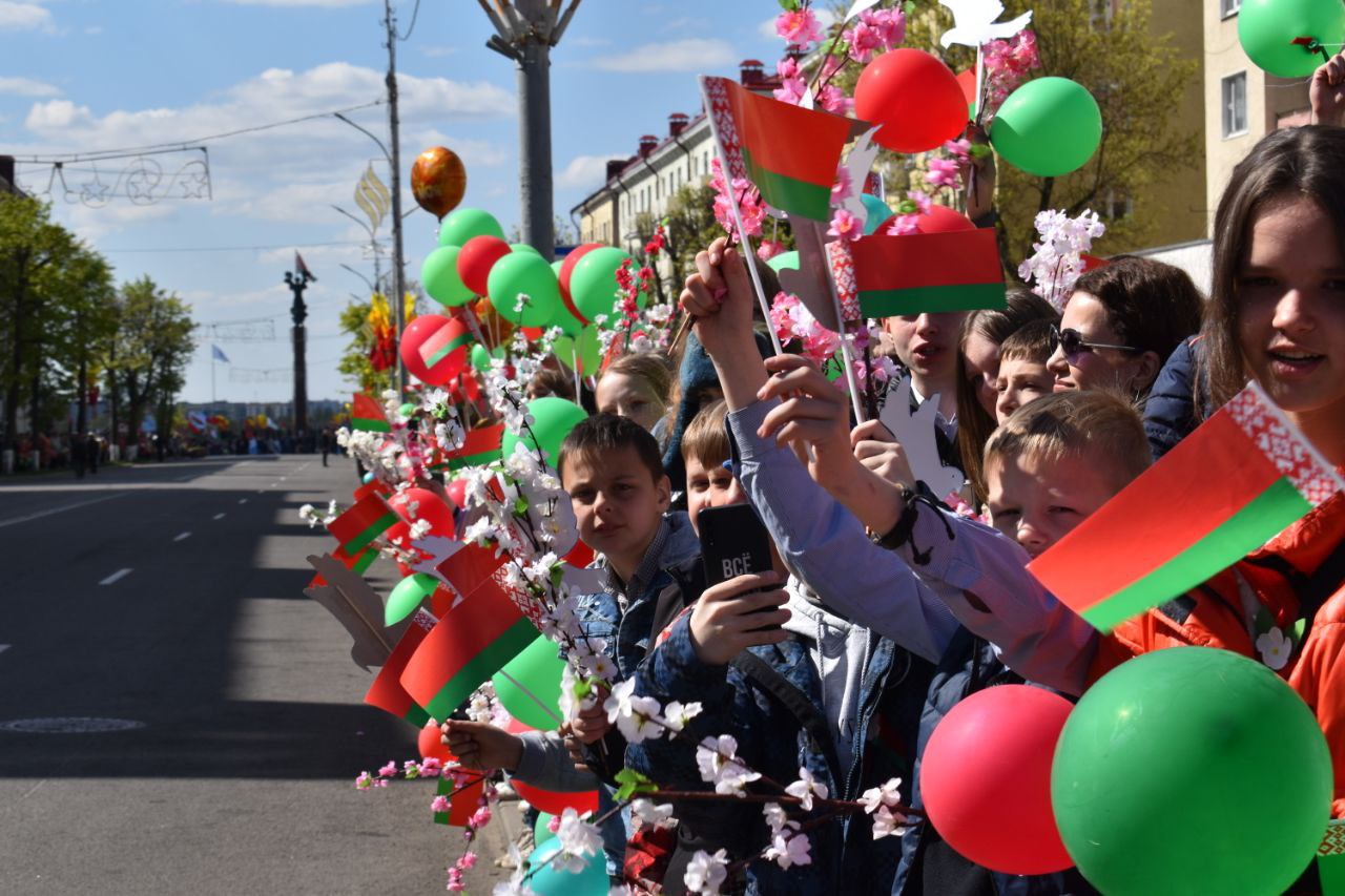 Живой коридор на 9 мая. День Победы 9 мая Могилев фото. Майские праздники в Моем городе. Дерево памяти на 9 мая.