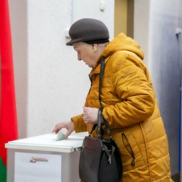 Многие избиратели выбирают сами прийти на участок, даже если есть возможность проголосовать на дому