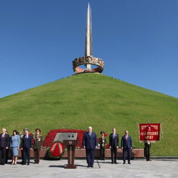 Александр Лукашенко в День Независимости возложил венок к подножию мемориального комплекса «Курган Славы»