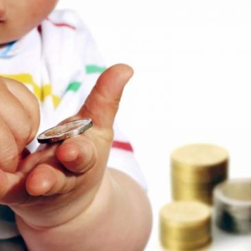 Пособия по уходу за ребенком в возрасте до трех лет вырастут с 1 августа