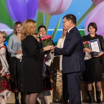 Весенний букет и праздничный концерт: в национальном профцентре поздравили прекрасных дам