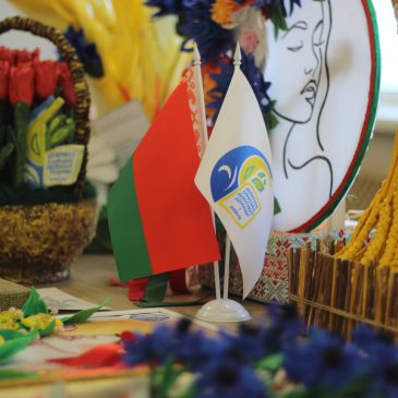 Почти сотня цветов и силуэтов: как могилевские педагоги видят белорусских женщин